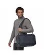 Hombre con Mochila convertible Patagonia Black Hole Mini MLC 30 Litros Smolder Blue modo bolsa de viaje
