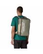 Hombre con Mochila Convertible Patagonia Black Hole Mini MLC 30L Weathered Stone