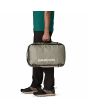 Hombre con Mochila Convertible Patagonia Black Hole Mini MLC 30L Weathered Stone modo maletín