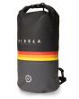Mochila estanca Vissla 7 Seas 20L Dry Pack negra con banda roja, naranja y amarilla lateral