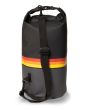 Mochila estanca Vissla 7 Seas 20L Dry Pack negra con banda roja, naranja y amarilla posterior