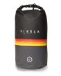 Mochila estanca Vissla 7 Seas 20L Dry Pack negra con banda roja, naranja y amarilla
