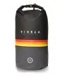 Mochila estanca Vissla 7 Seas 20L Dry Pack negra con banda roja, naranja y amarilla
