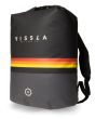 Mochila estanca Vissla 7 Seas 35L Dry Pack negra con una franja roja, naranja y amarilla lateral