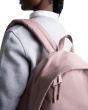 Mujer con Mochila Herschel Classic X-Large 30L Ash rose rosa asa