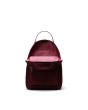 Mochila pequeña Herschel Nova Small Backpack 14L Port granate para mujer abierta