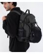 Hombre con Mochila Hurley Advant Backpack Cargo Unisex izquierda