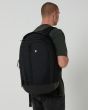 Hombre con Mochila Hurley Roamer Negra 30L Unisex