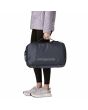 Mujer con Mochila 3 en 1 Patagonia Black Hole Mini MLC 30L Azul Marino y Gris Unisex modo maletín