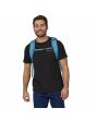 Hombre con Mochila mediana Patagonia Black Hole 32 Litros Lago Blue azul celeste Unisex correas