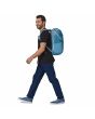 Hombre con Mochila mediana Patagonia Black Hole 32 Litros Lago Blue azul celeste Unisex lateral