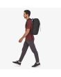 Hombre con mochila Patagonia Arbor Lid Pack 28L negra lateral