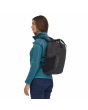 Mujer con Mochila Patagonia Atom Tote Pack 20 Litros Negra Unisex