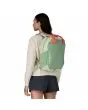 Mujer con Mochila Patagonia Atom Tote Pack 20 Litros Negra Unisex