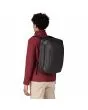 Hombre con Mochila Convertible Patagonia Black Hole Micro MLC 22L Negra Unisex