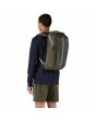 Hombre con Mochila Patagonia Black Hole Pack 25 Litros Verde Basin Green Unisex