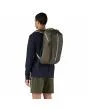 Hombre con Mochila Patagonia Black Hole Pack 25 Litros Verde Basin Green Unisex