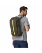 Hombre con Mochila Patagonia Black Hole Pack 25 Litros color Verde Pino Unisex