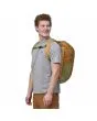 Hombre con Mochila Patagonia Black Hole Pack 25 Litros color Pufferfish Gold Unisex asas