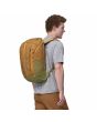 Hombre con Mochila Patagonia Black Hole Pack 25 Litros color Pufferfish Gold Unisex
