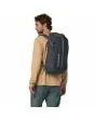 Hombre con Mochila Patagonia Black Hole Pack 25L Smolder Blue - Azul Marino Unisex