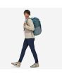Mujer con Mochila mediana Patagonia Black Hole 32 Litros Gris lateral