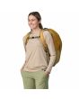 Mujer con Mochila Mediana Patagonia Black Hole Pack 32L Pufferfish Gold asas