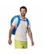 Hombre con Mochila Mediana Patagonia Black Hole Pack en color azul Vessel Blue 32 Litros Unisex asas