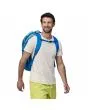 Hombre con Mochila Mediana Patagonia Black Hole Pack en color azul Vessel Blue 32 Litros Unisex asas