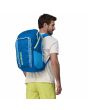 Hombre con Mochila Mediana Patagonia Black Hole Pack en color azul Vessel Blue 32 Litros Unisex