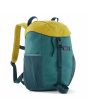 Mochila Patagonia Kids Refugito Daypack 12L color Wetland Blue para niño/a – vista frontal con cierre de hebilla y bolsillos de malla