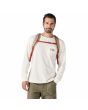 Hombre con Mochila Patagonia Refugio Daypack 26 Litros Gris Marino Unisex correa esternón