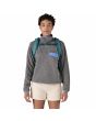 Mujer con Mochila Patagonia Refugio Daypack 26 Litros Wetland Blue Unisex correa esternón