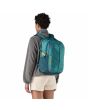 Mujer con Mochila Patagonia Refugio Daypack 26 Litros Wetland Blue Unisex