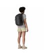 Vista posterior Mujer con Mochila Patagonia Refugio Daypack 26L Negra Unisex