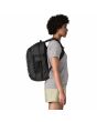 Vista Lateral Mujer con Mochila Patagonia Refugio Daypack 26L Negra Unisex