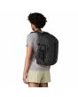 Mujer con Mochila Patagonia Refugio Daypack 26L Negra Unisex