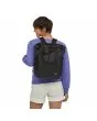 Mujer con mochila convertible Patagonia Ultralight Black Hole Tote Pack 27 Litros Negra Unisex