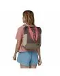 Mujer con mochila convertible en bolsa Patagonia Ultralight Black Hole Tote Pack 27 Litros Husk Tan Unisex