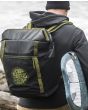 Hombre con Mochila estanca para neopreno Rip Curl Surf Series 40L Locker Pack negra 