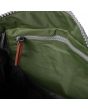 Mochila vegana mediana Roka Bantry B Sustainable Nylon verde aguacate interior 