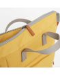 Mochila mediana impermeable Roka London Bantry B Sustainable Canvas Flax amarilla cremallera