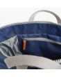 Mochila Mediana Roka London Bantry B Sustainable Canvas Mineral azul marino 14L bolsillo interior