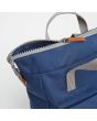 Mochila Mediana Roka London Bantry B Sustainable Canvas Mineral azul marino 14L cremallera
