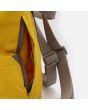 Mochila impermeable Roka Camden Custard color mostaza bolsillo lateral de cremallera