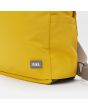 Mochila impermeable Roka Camden Custard color mostaza etiqueta 