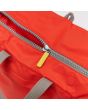 Mochila Pequeña impermeable Roka London Camden Neon Red cremallera