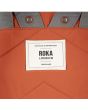Mochila Mediana Roka Canfield B Sustainable Nylon Rooibos etiqueta