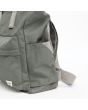 Mochila mediana de nailon reciclado Roka Canfield B Sustainable Alloy gris bolsillo lateral