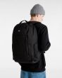 Hombre con Mochila Vans Resolute 27L color negro Unisex 
